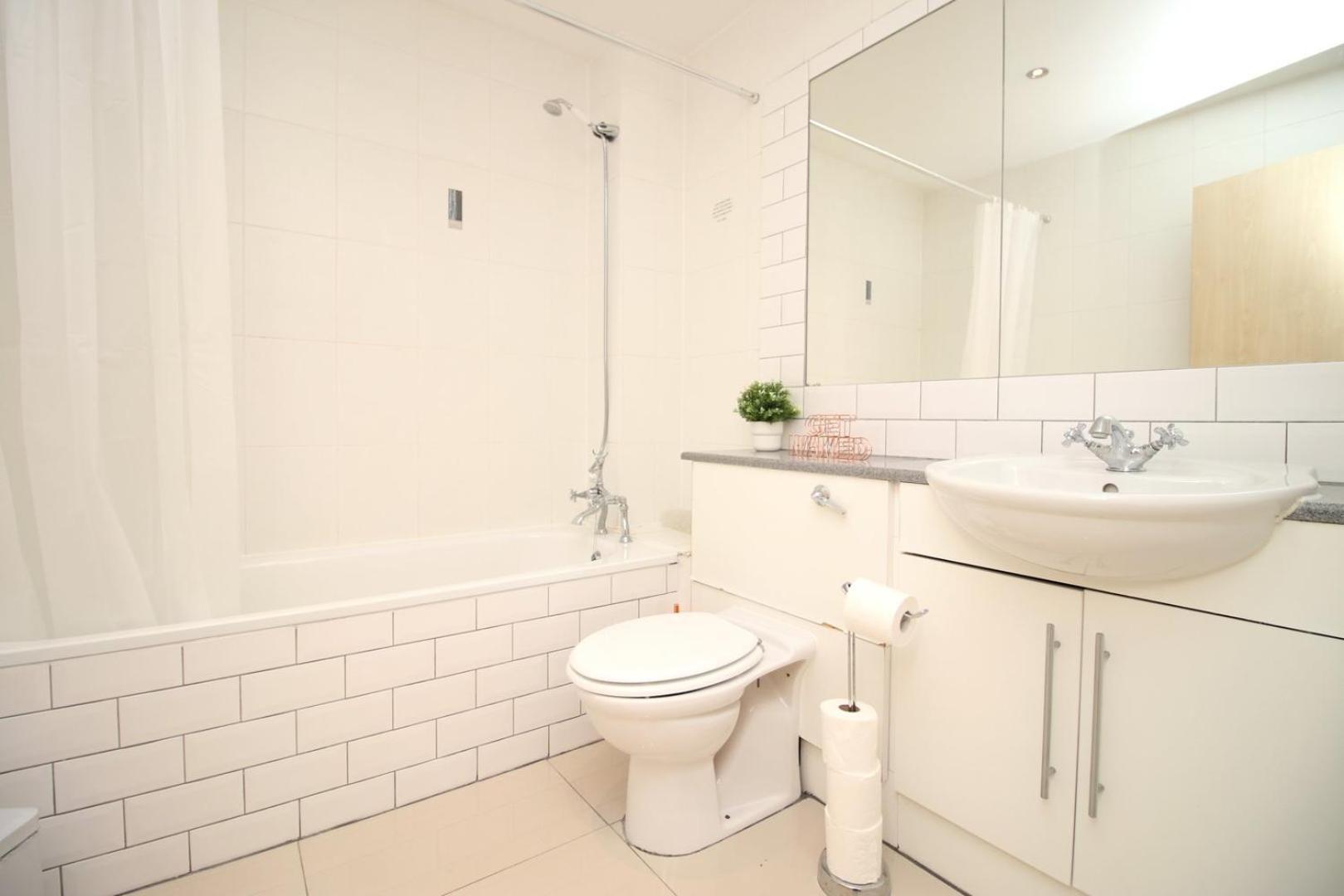 Centrally Located Spacious 2Br | Cohost Partners Кардиф Екстериор снимка