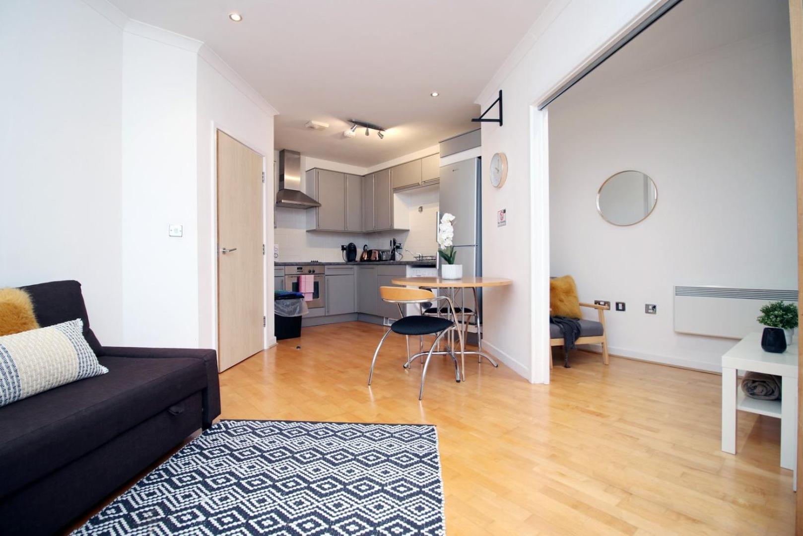 Centrally Located Spacious 2Br | Cohost Partners Кардиф Екстериор снимка