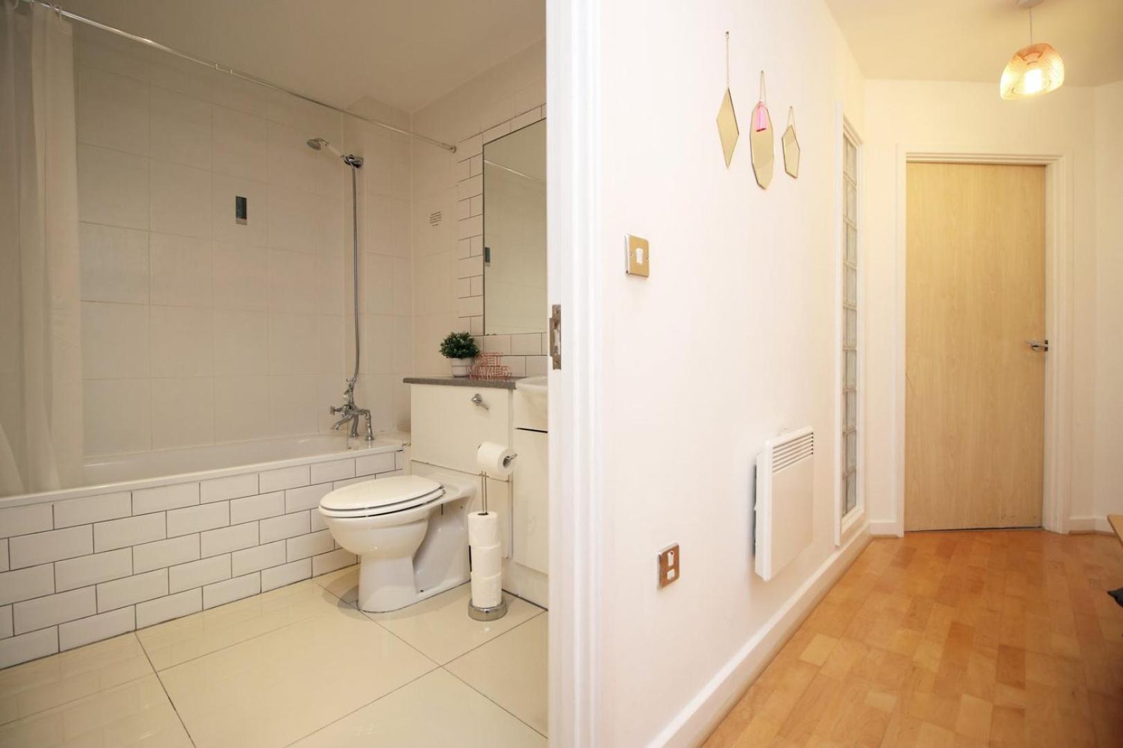 Centrally Located Spacious 2Br | Cohost Partners Кардиф Екстериор снимка